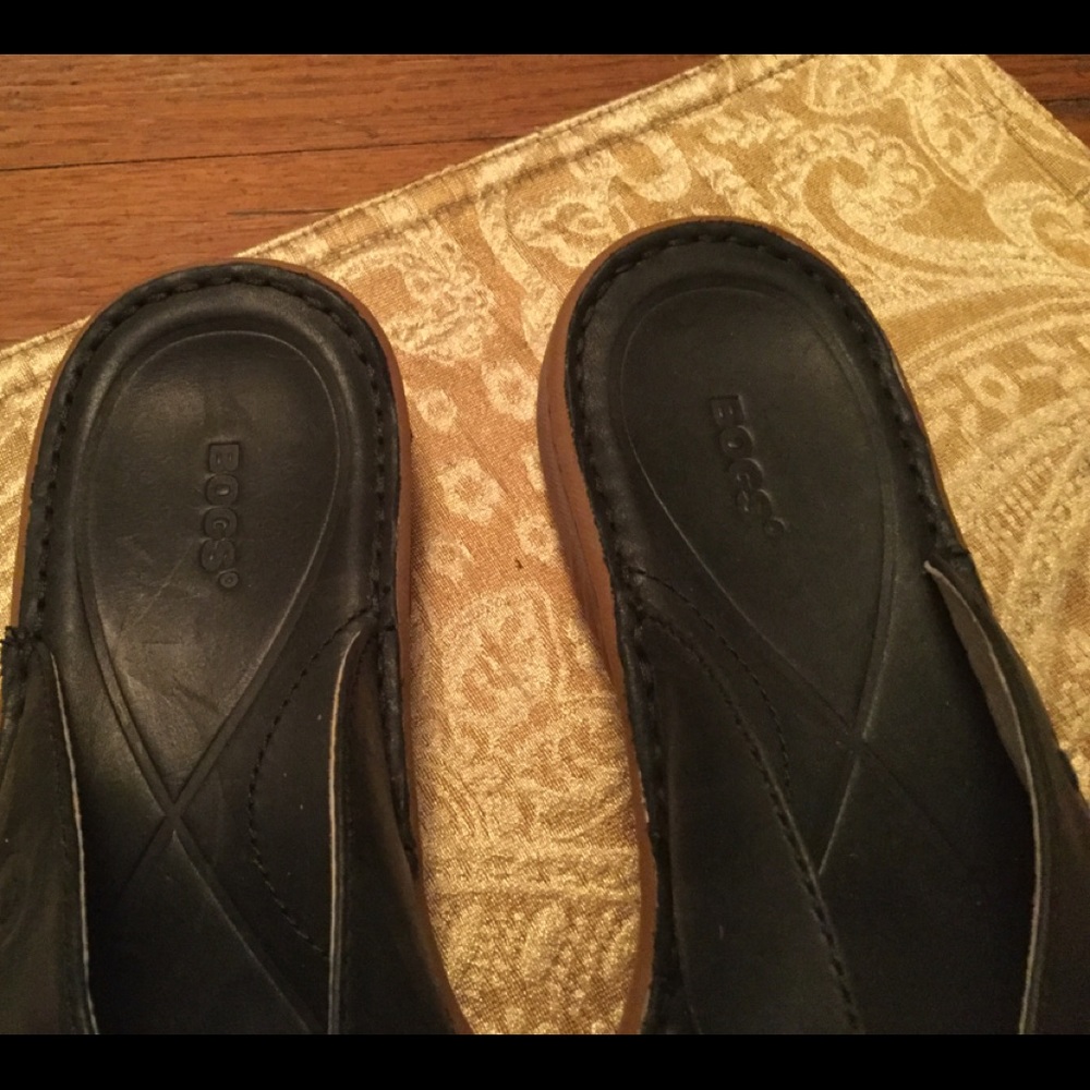 BOGS Leather Flip Flops NWOT - Picture 2 of 4